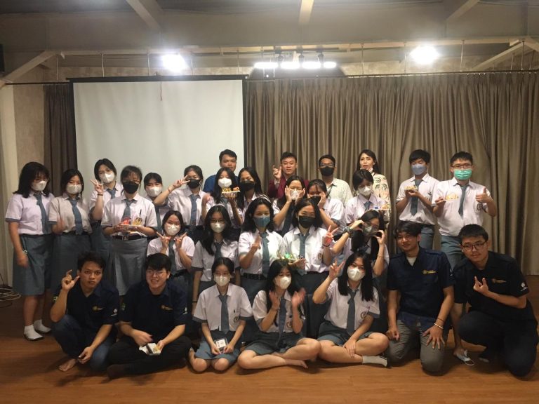 Mengadakan Workshop di Sekolah Tri Ratna