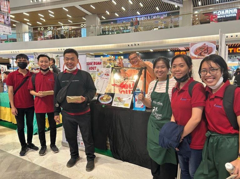 Mengunjungi Anggota Yang Mengikuti Pameran UMKM