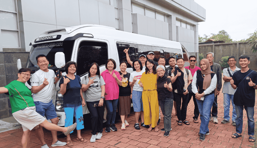 Anggota dan Pengelola Koperasi Maju bersiap untuk berangkat ke Bandung