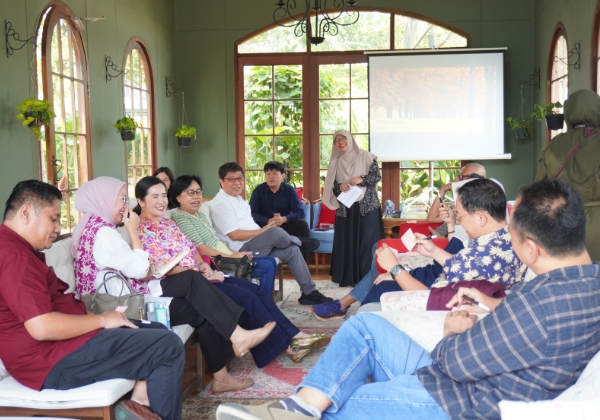 Teh Aling sedang memandu peserta dalam kegiatan Private Gathering.