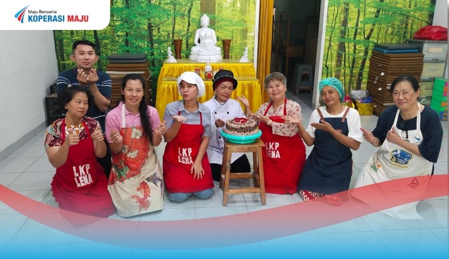 Ibu Siti Mariam bersama peserta yang ikut belajar membuat kue black forest