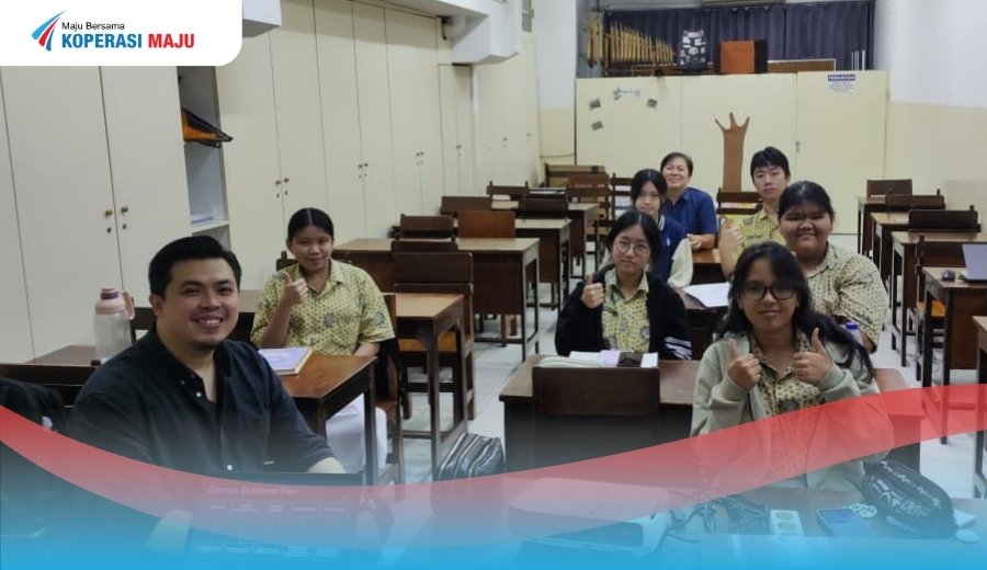 Siswa sekolah Dharma Suci dengan fasilitator dalam ekstrakurikuler wirausaha.