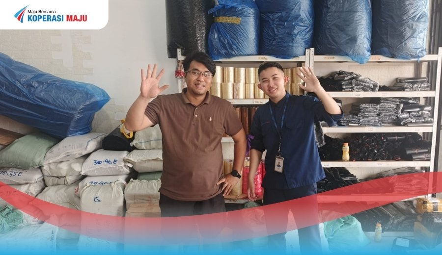 Bapak Adhitya Chandra, pelaku usaha ekspedisi yang juga mengelola toko online di marketplace Shopee berfoto bersama tim Koperasi Maju.