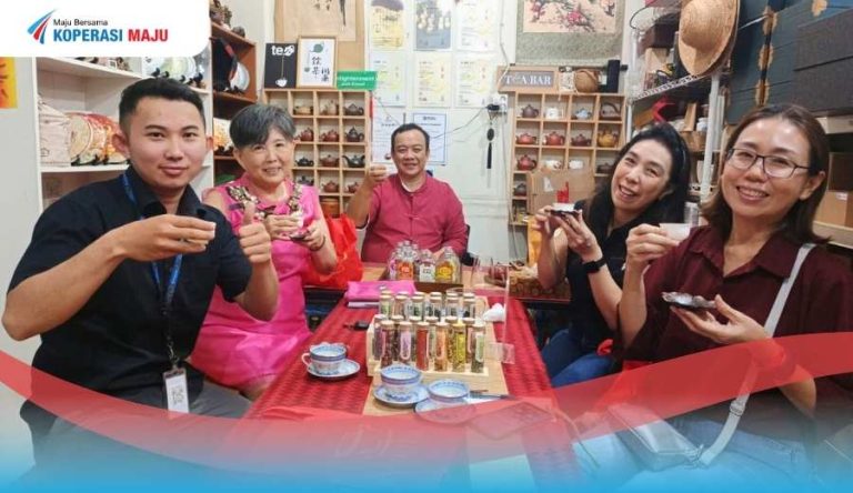 Tim Koperasi Maju bersama Bapak Widjaja Surja Kentjana, Ibu Megawaty Njo, Ibu Padmarini, serta Ibu Ratna Supadmi