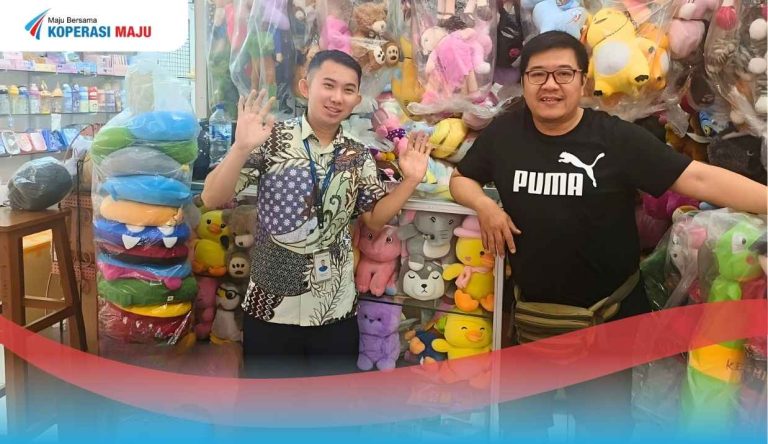 Bapak Njo Hendrik Wijaya bersama tim Koperasi Maju