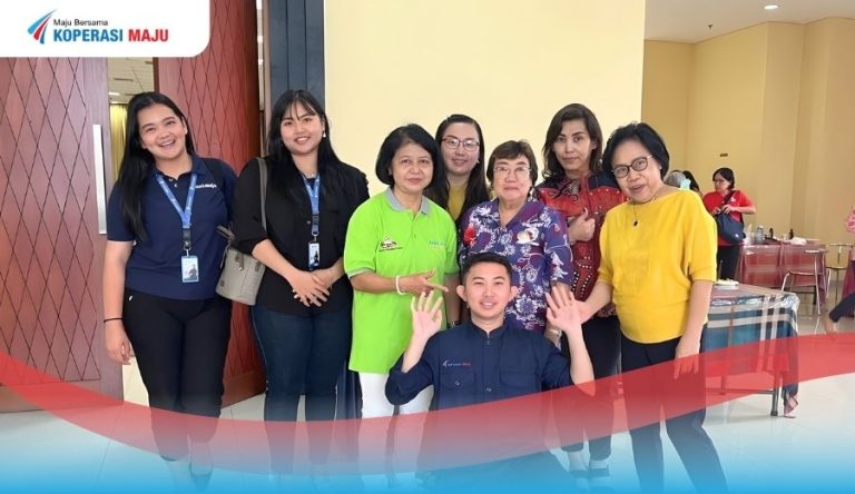 Foto bersama anggota, tim Koperasi Maju, dan tim Bank Maju dalam acara Wulan Bahagia