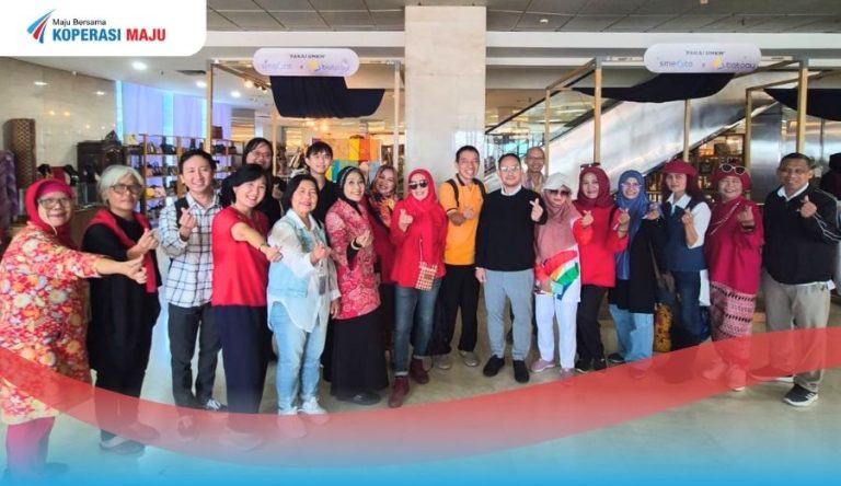 Anggota Koperasi yang ikut bazar di SMESCO dan tim Koperasi Maju.