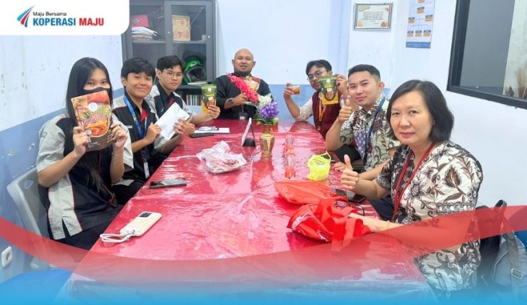 Tim Koperasi Maju bersama pihak SMK Buddhi.
