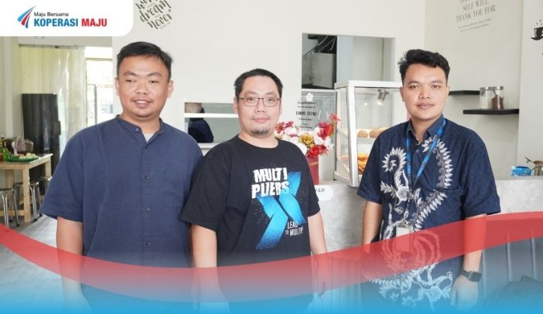 Bapak Felix Timothy dan tim Koperasi Maju.