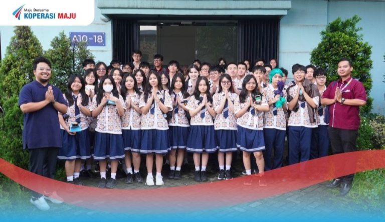 Sekumpulan siswa-siswi Sekolah narada yang mengikuti kegiatan Kunjungan ke Pelaku Usaha bersama Koperasi Maju