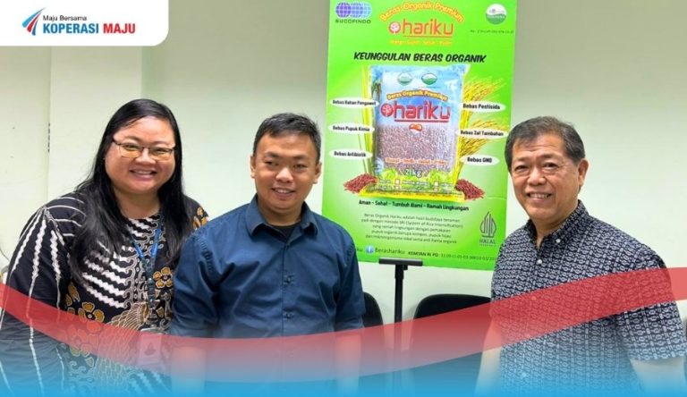 Tim Koperasi Maju bersama Bapak Harry, selaku owner PT Sembada Inti Pangan, produsen beras Hariku.