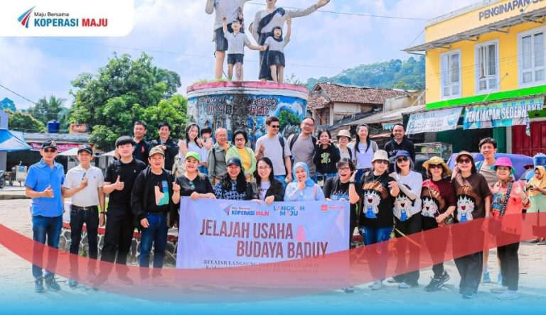 Anggota Koperasi Maju yang sedang melakukan kegiatan jelajah usaha dan budaya ke Baduy Luar