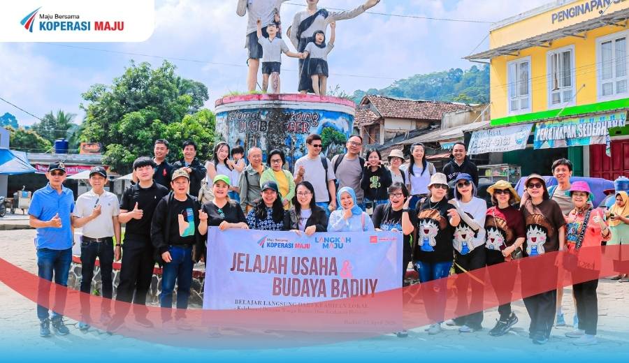 Anggota Koperasi Maju yang sedang melakukan kegiatan jelajah usaha dan budaya ke Baduy Luar