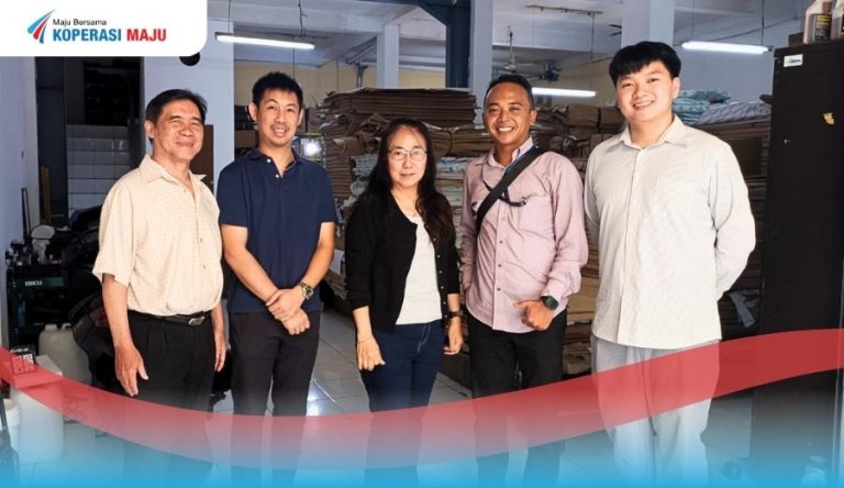 Tim Koperasi Maju bersama Bapak Samuel, anggota baru Koperasi Maju sekaligus pemilik CV Gloria Printing