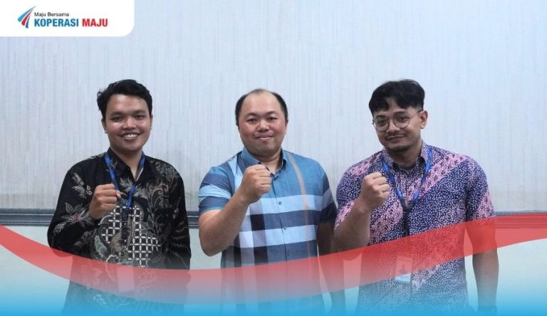Foto tim Koperasi Maju dengan salah satu founder PT Souvenhostel, Bapak Herman.