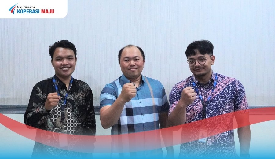 Foto tim Koperasi Maju dengan salah satu founder PT Souvenhostel, Bapak Herman.
