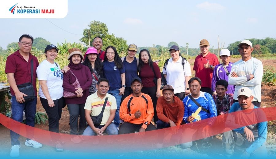 Anggota Koperasi Maju pada acara kunjungan pelaku usaha ke Serang.
